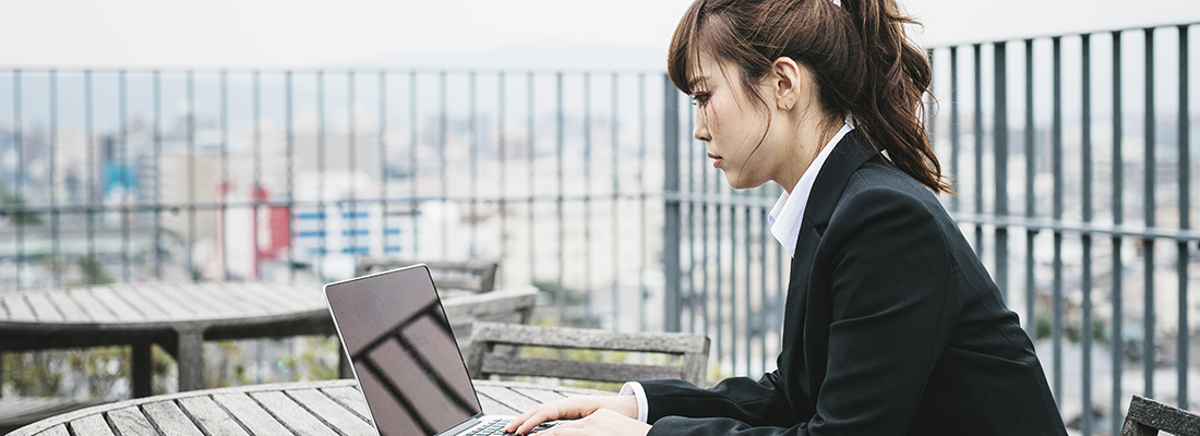 Una mujer trabaja al aire libre con un ordenador en Kioto, Japón