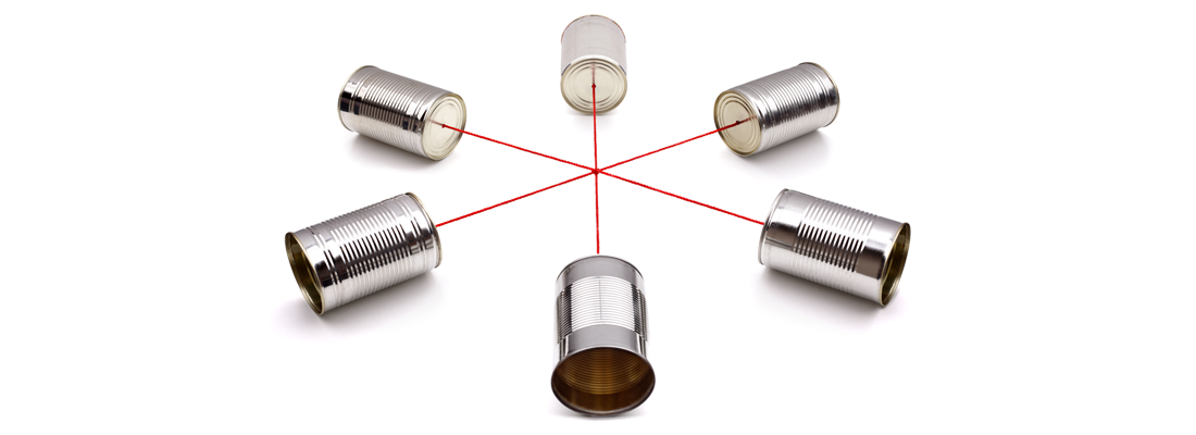 Seis latas conectadas con cuerdas para formar un sistema de conferencia de walkie-talkie