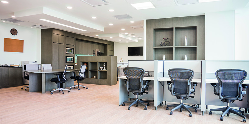 Centro de negocios Regus, con escritorios y sillas