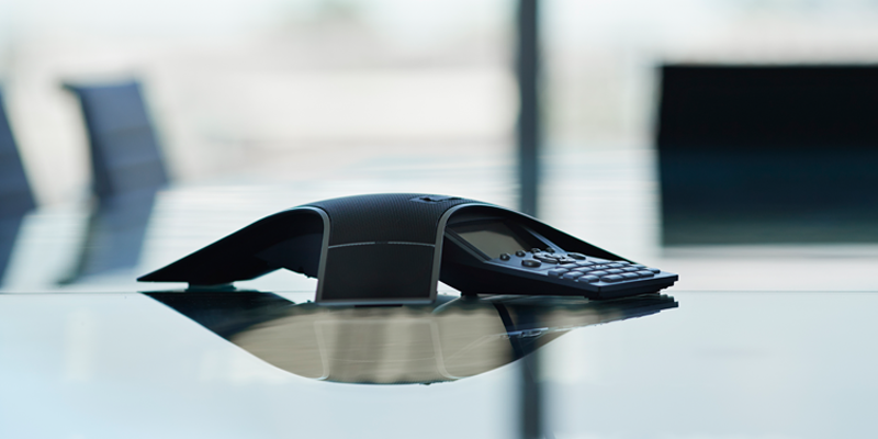 Un teléfono para teleconferencias en un entorno de oficina