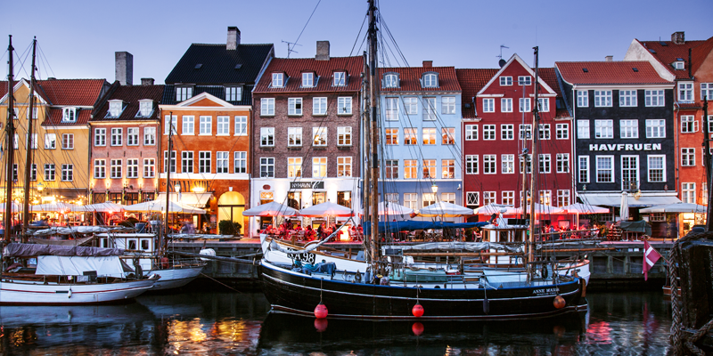 Canal en Dinamarca con un barco, © Kim Wyon