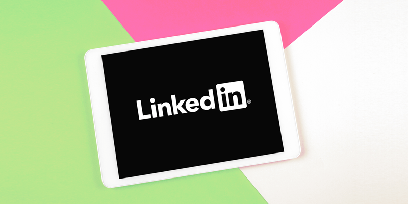 Logotipo de LinkedIn en un iPad